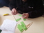 Fabricando etiquetas:os alunos construíram etiquetas com paus de espetadas e cartolina para identificar o que foi semeado.